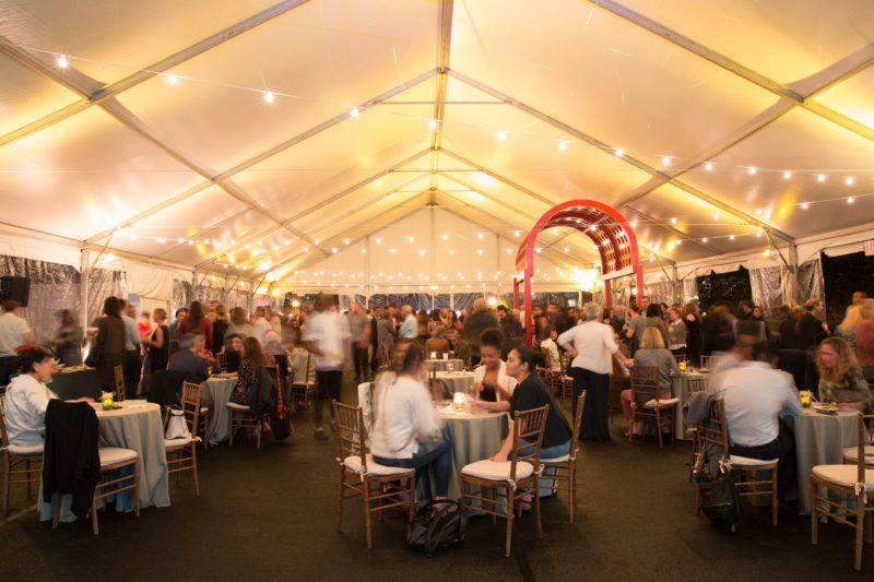 Mesas de cóctel para la carpa de la boda 